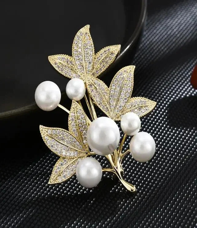 Retro Green Emerald Crystal Butterfly Brooches for Women Girls Elegant Badges Classic Lady Dress Suit Jewelry Accessories Gifts