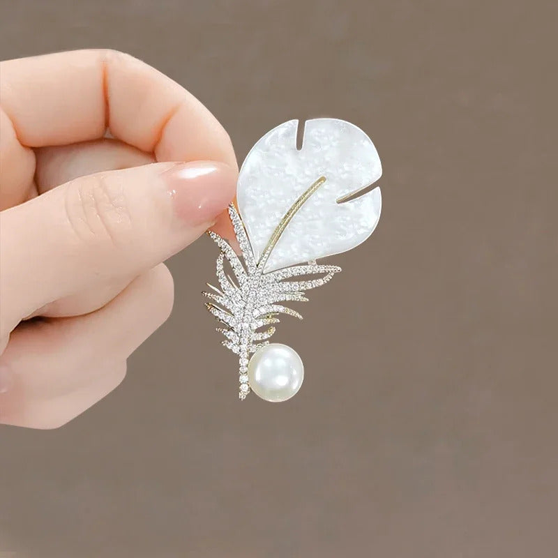 Fashion Women Girls Elegant Emerald Crystal Butterfly Brooches Badges Classic Lady Dress Suit High-end Pins Jewelry