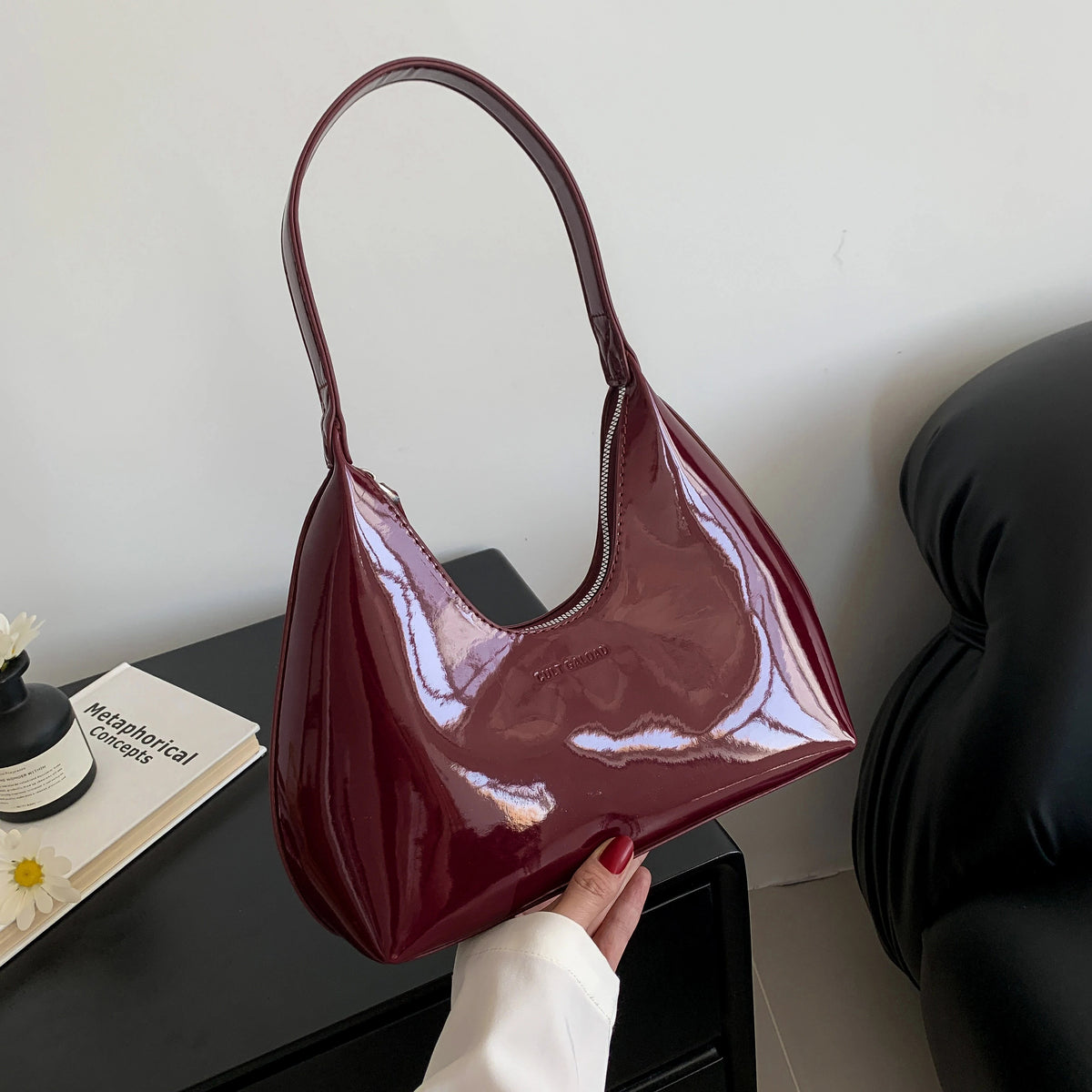 This Is a Patent Leather Shoulder Bag, Fashionable and High-quality Trend, Suitable for Hoing Out Shopping and Dating