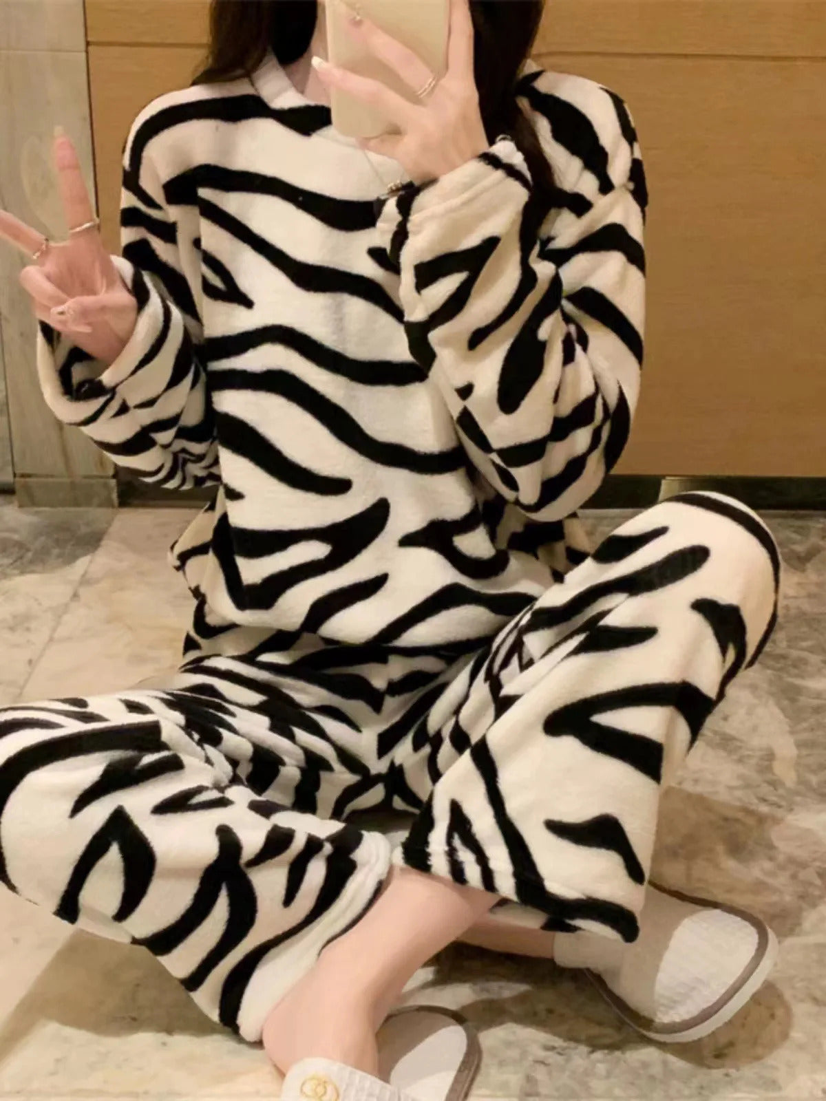 Zebra Striped Coral Velvet Pajamas Homewear Suit Women's Fall and Winter New Home Suit Padded and Thickened Warm Clothes